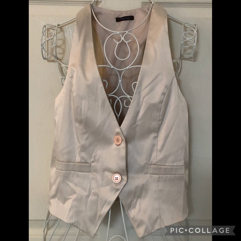 Cute vest good used condition ❤️